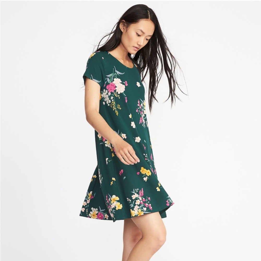 Old Navy green floral jersey knit swing dress. Size XS